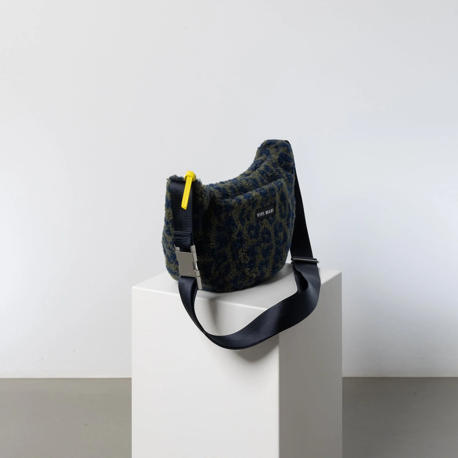 Teddy Hip Bag medium - leo splashes navy/olive - Image 3