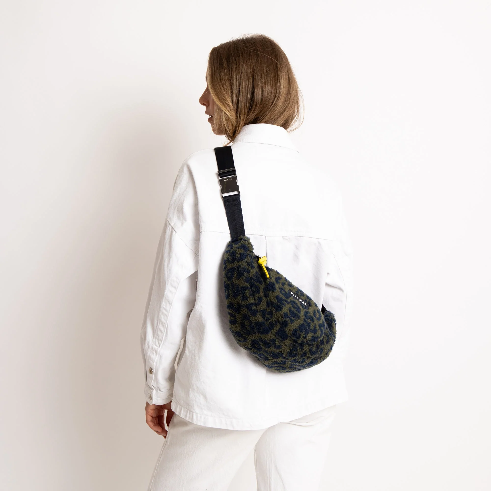 Teddy Hip Bag medium - leo splashes navy/olive - Image 4