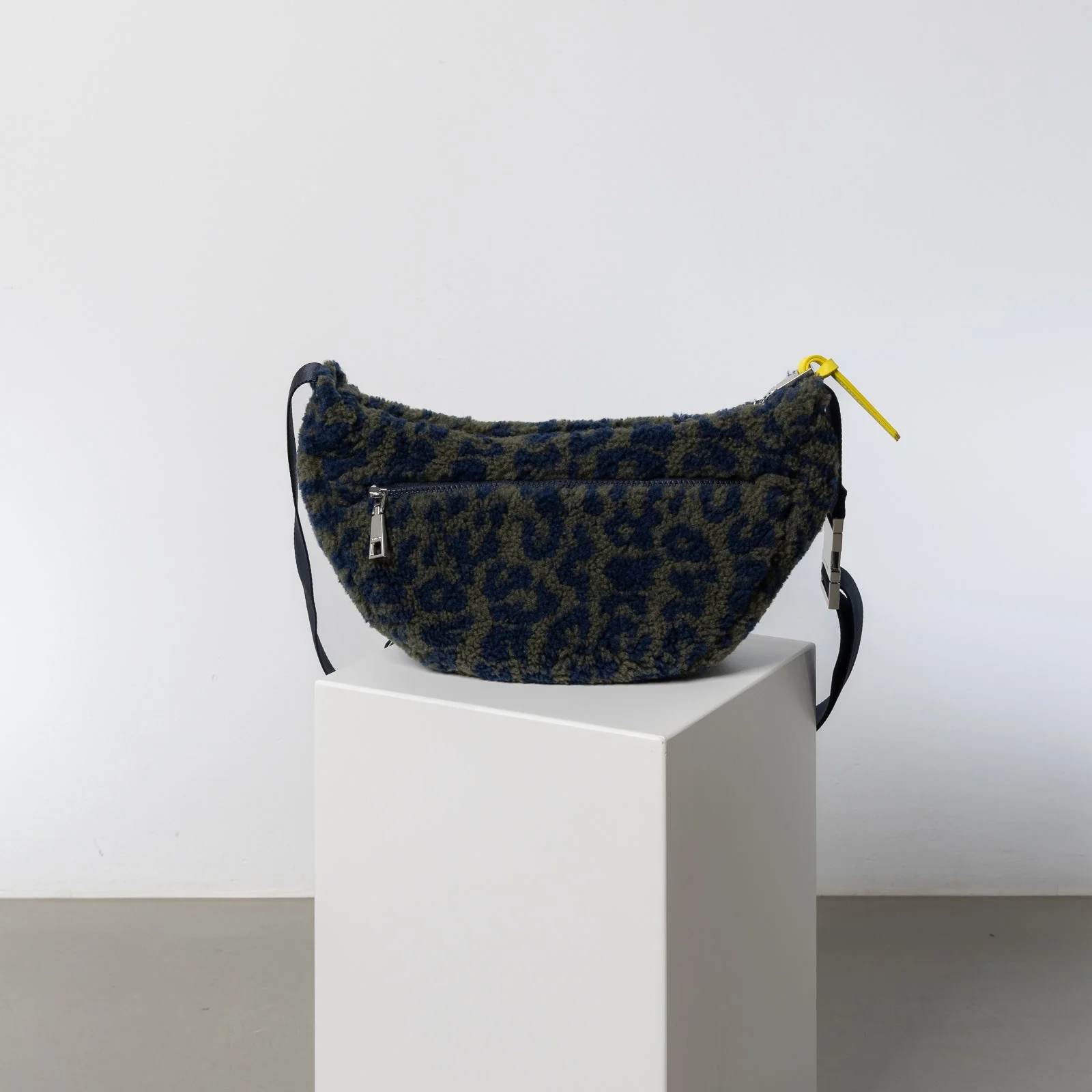 Teddy Hip Bag medium - leo splashes navy/olive - Image 5