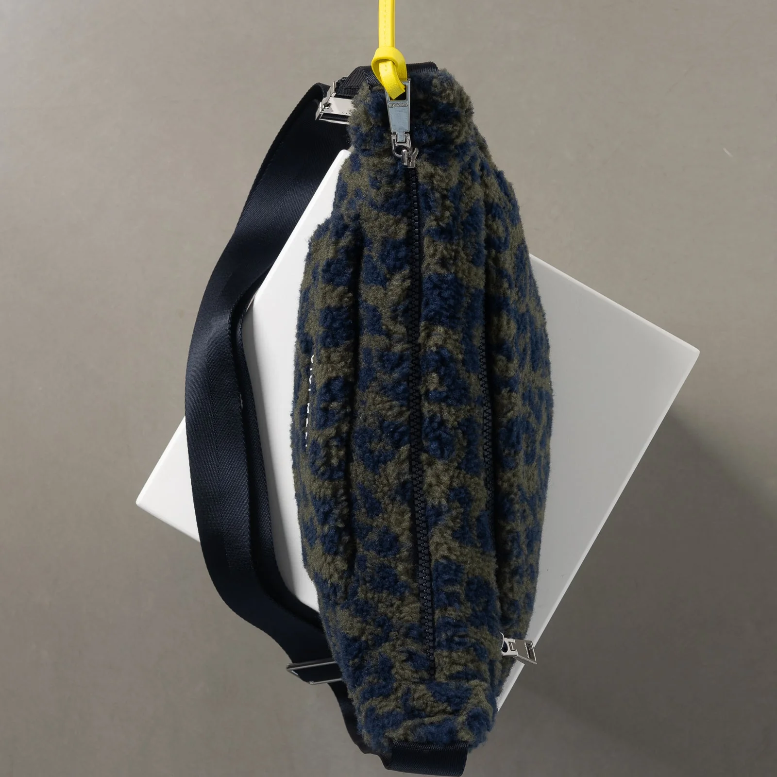Teddy Hip Bag medium - leo splashes navy/olive - Image 6