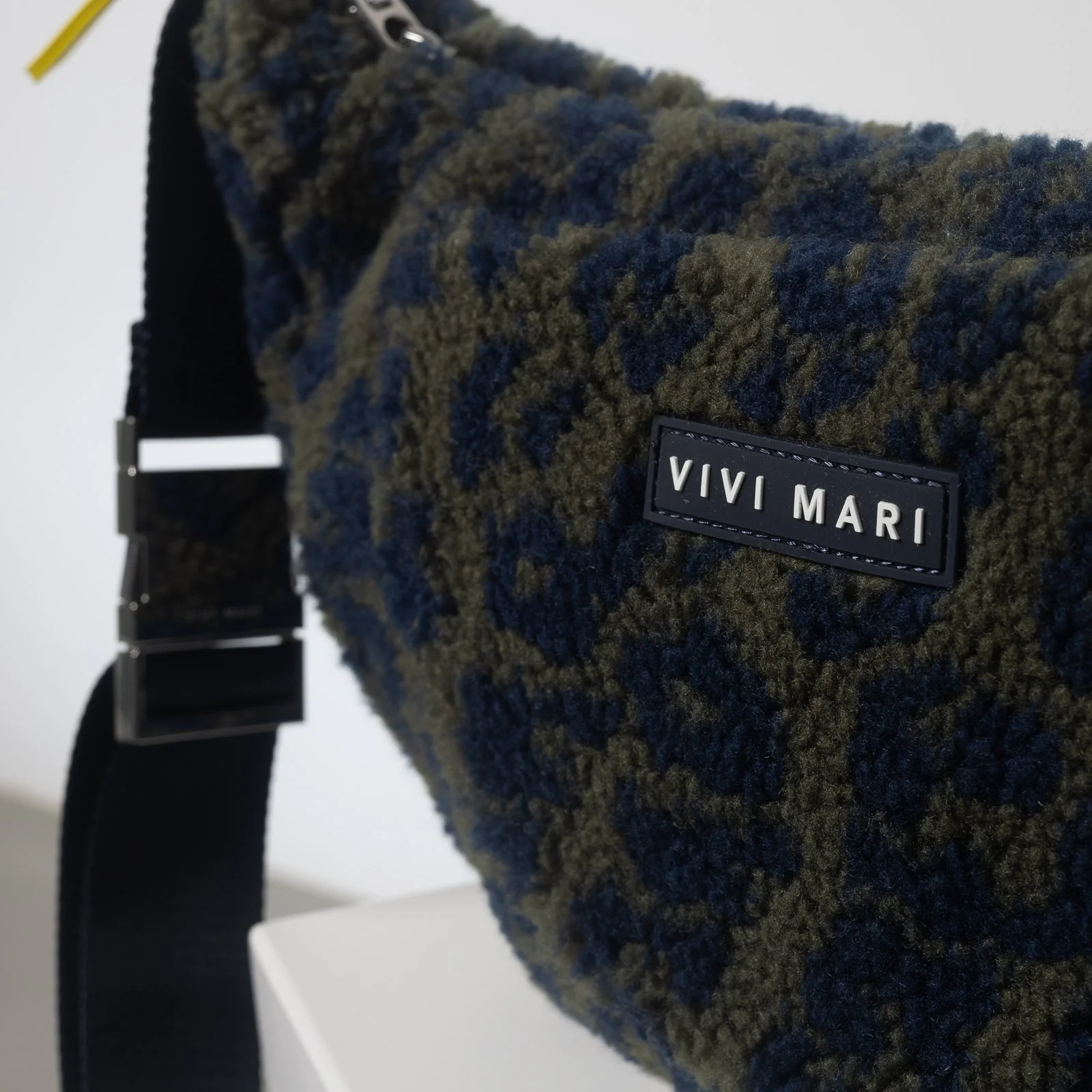 Teddy Hip Bag medium - leo splashes navy/olive - Image 7