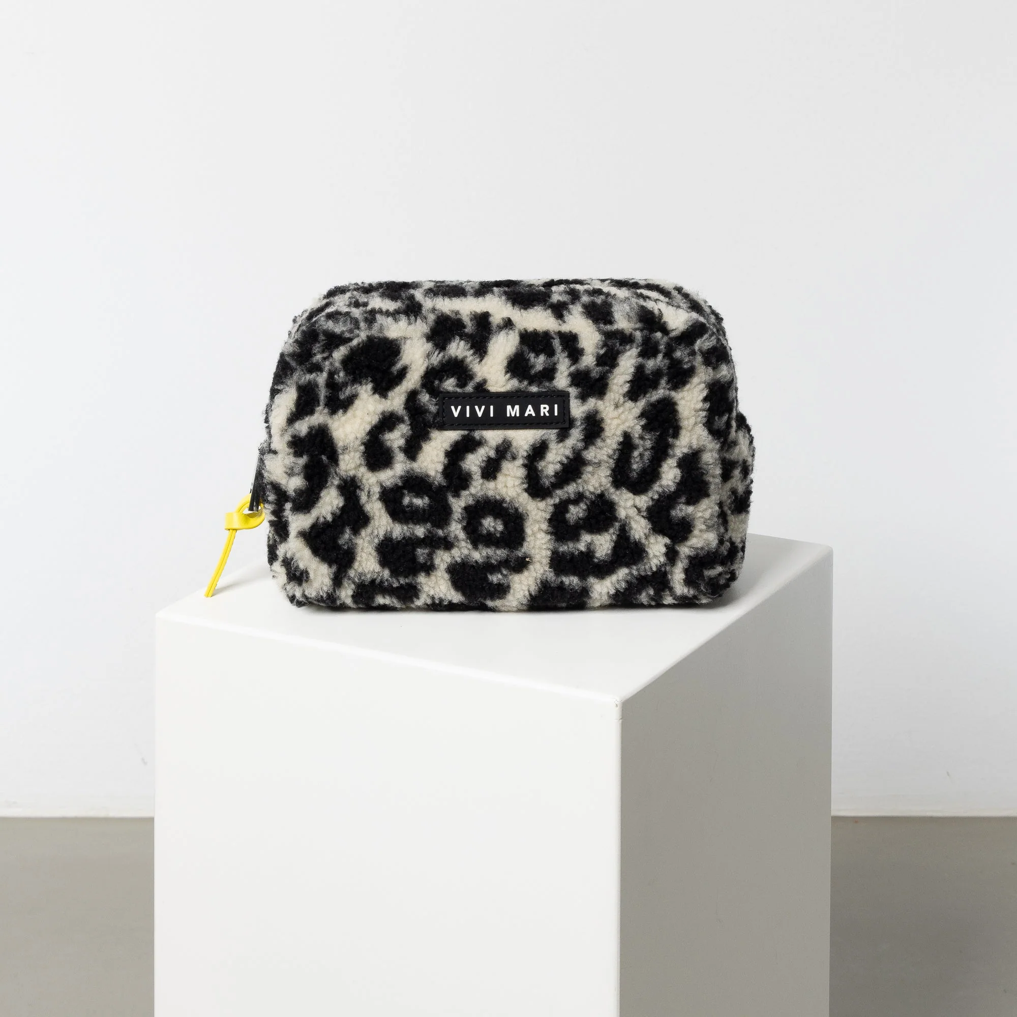 Teddy Toiletry Bag small - leo splashes black/sand