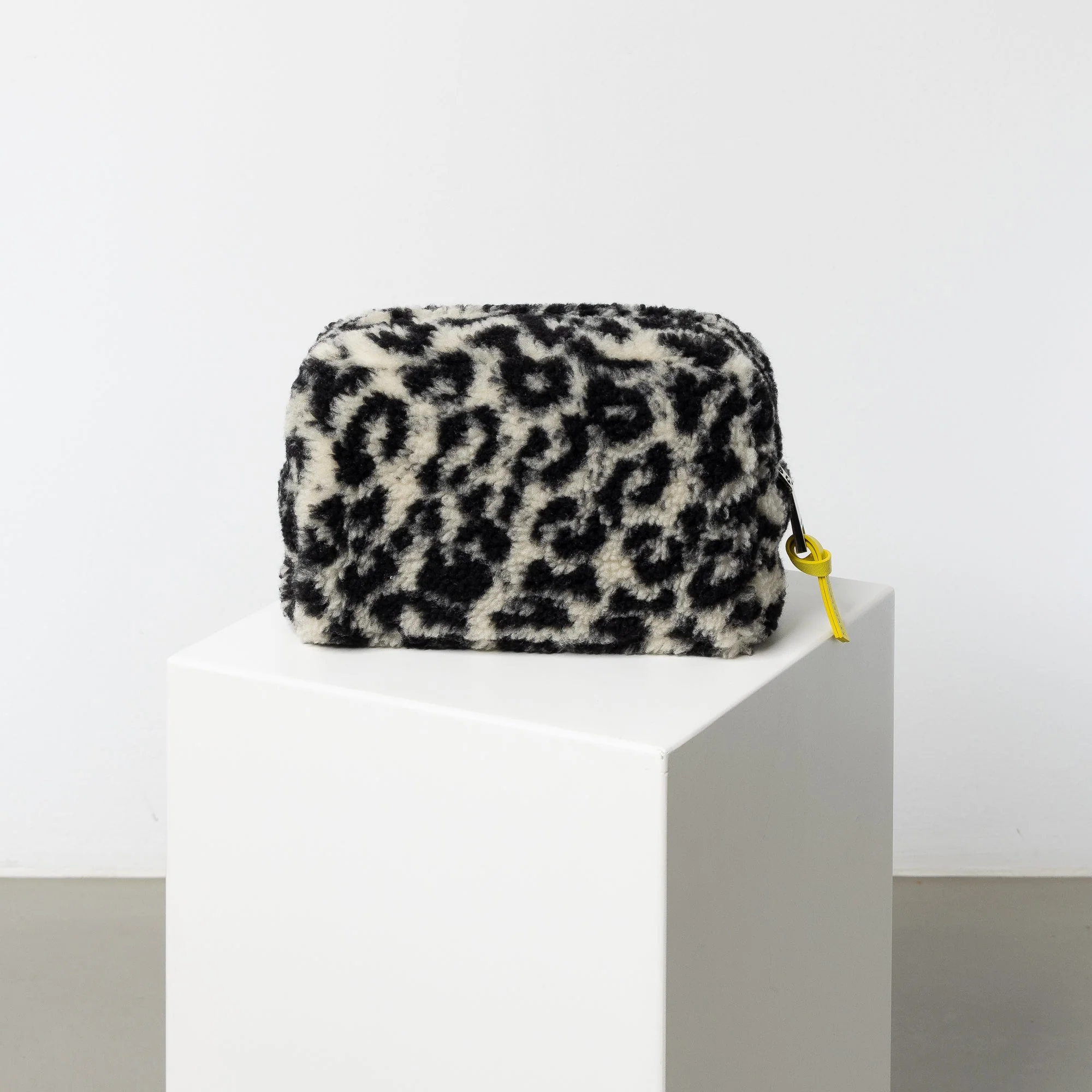 Teddy Toiletry Bag small - leo splashes black/sand - Image 3