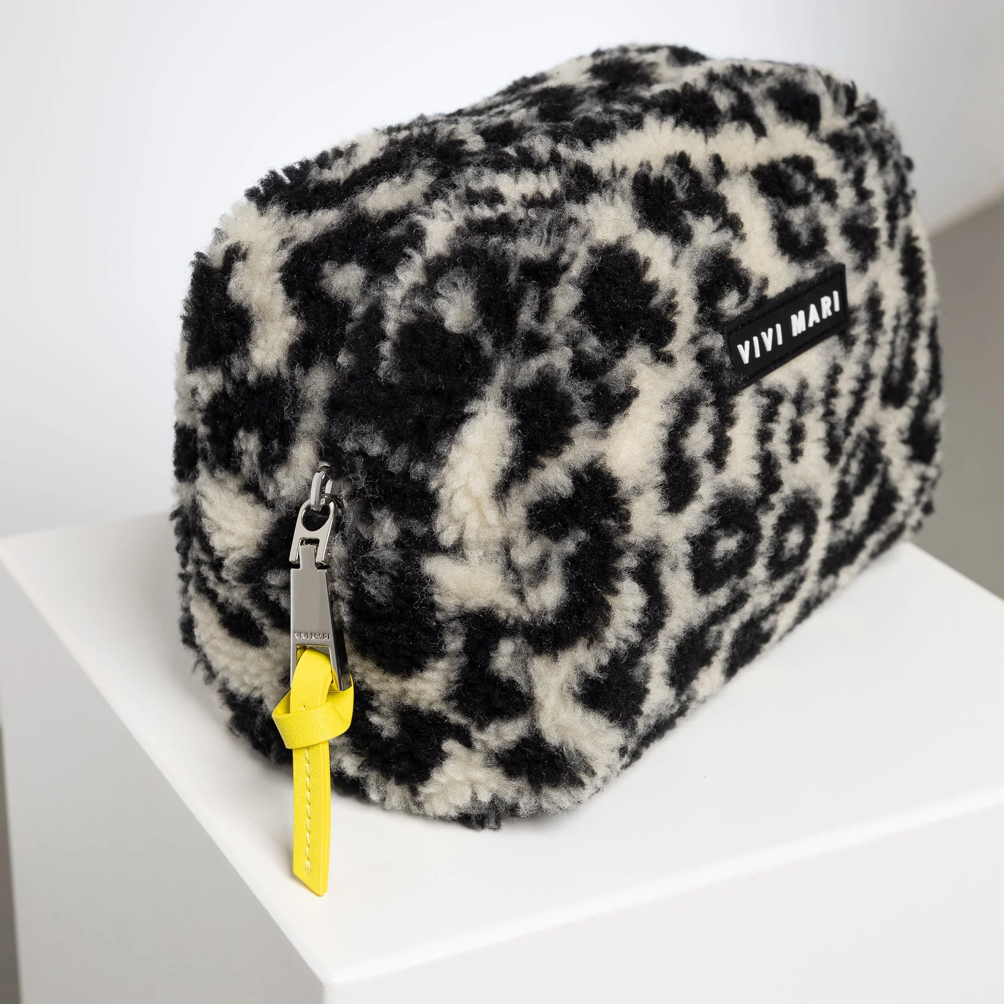 Teddy Toiletry Bag small - leo splashes black/sand - Image 4