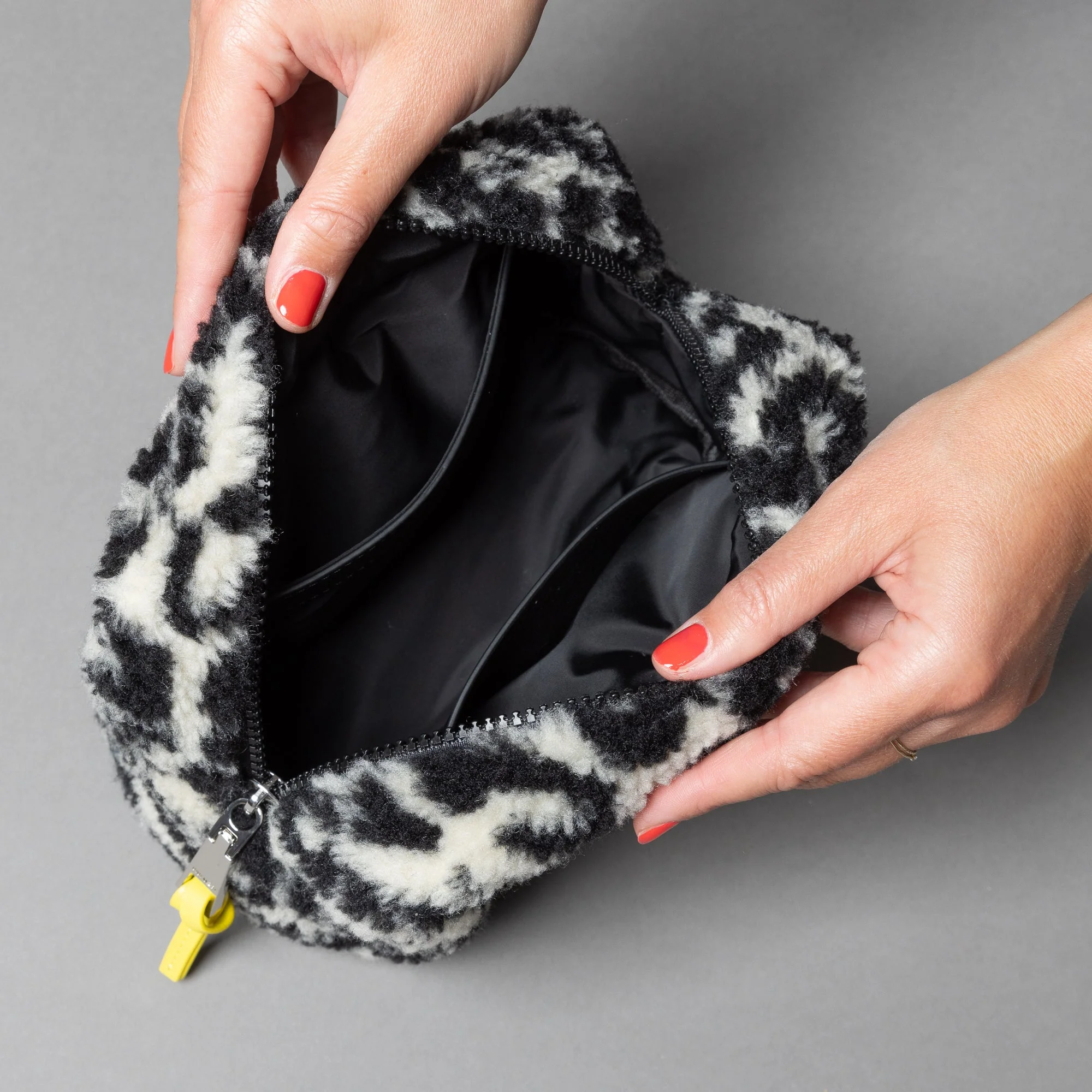 Teddy Toiletry Bag small - leo splashes black/sand - Image 5