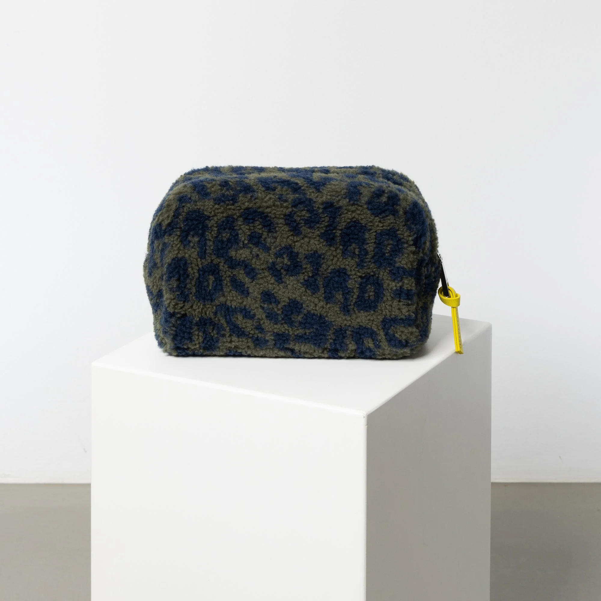 Teddy Toiletry Bag small -  leo splashes navy/olive - Image 3
