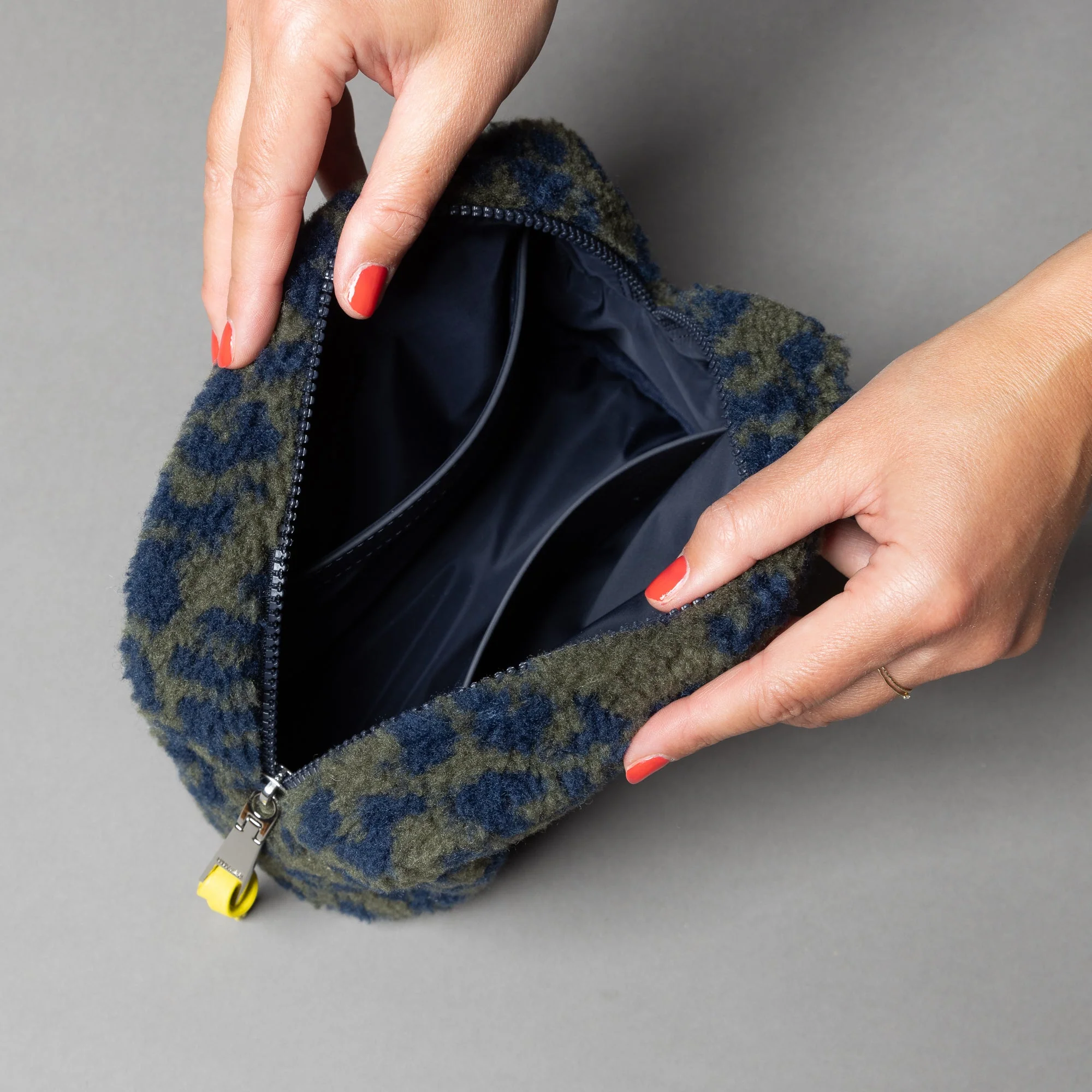 Teddy Toiletry Bag small -  leo splashes navy/olive - Image 5
