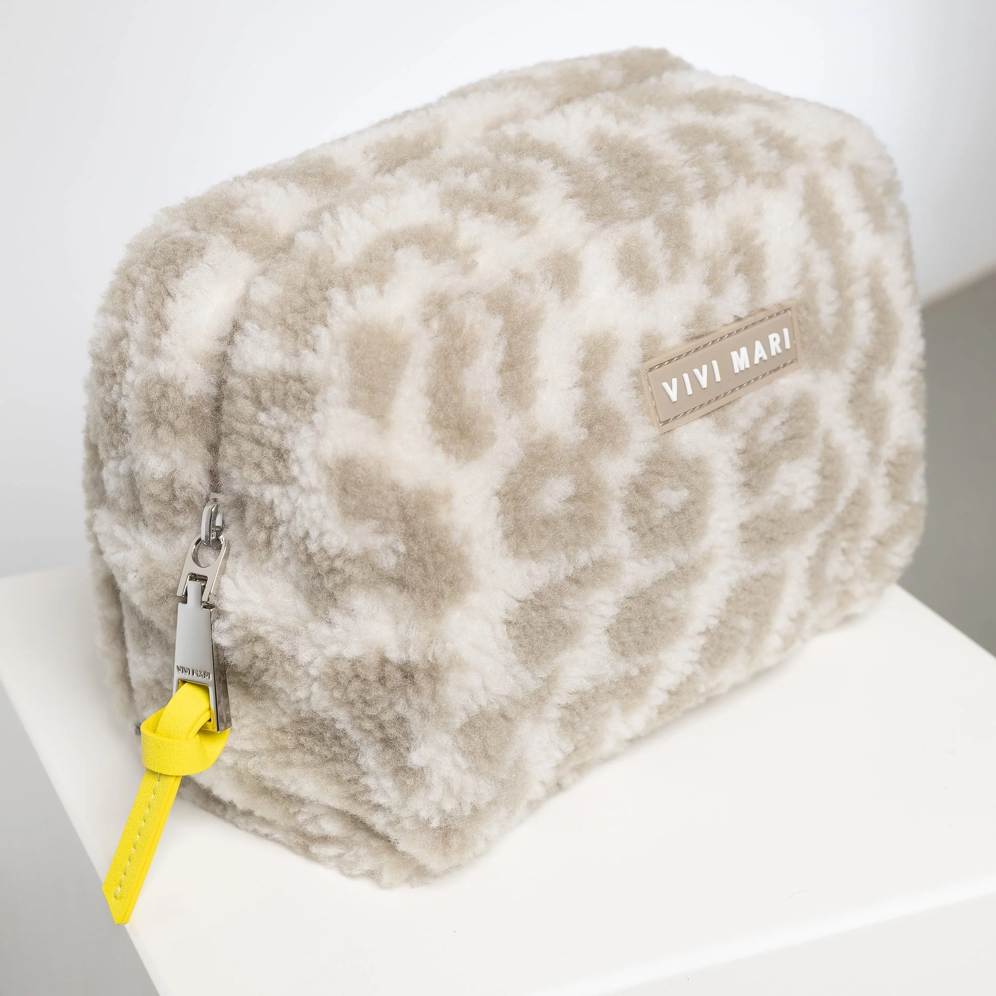 Teddy Toiletry Bag small -  leo splashes stone/sand - Image 3