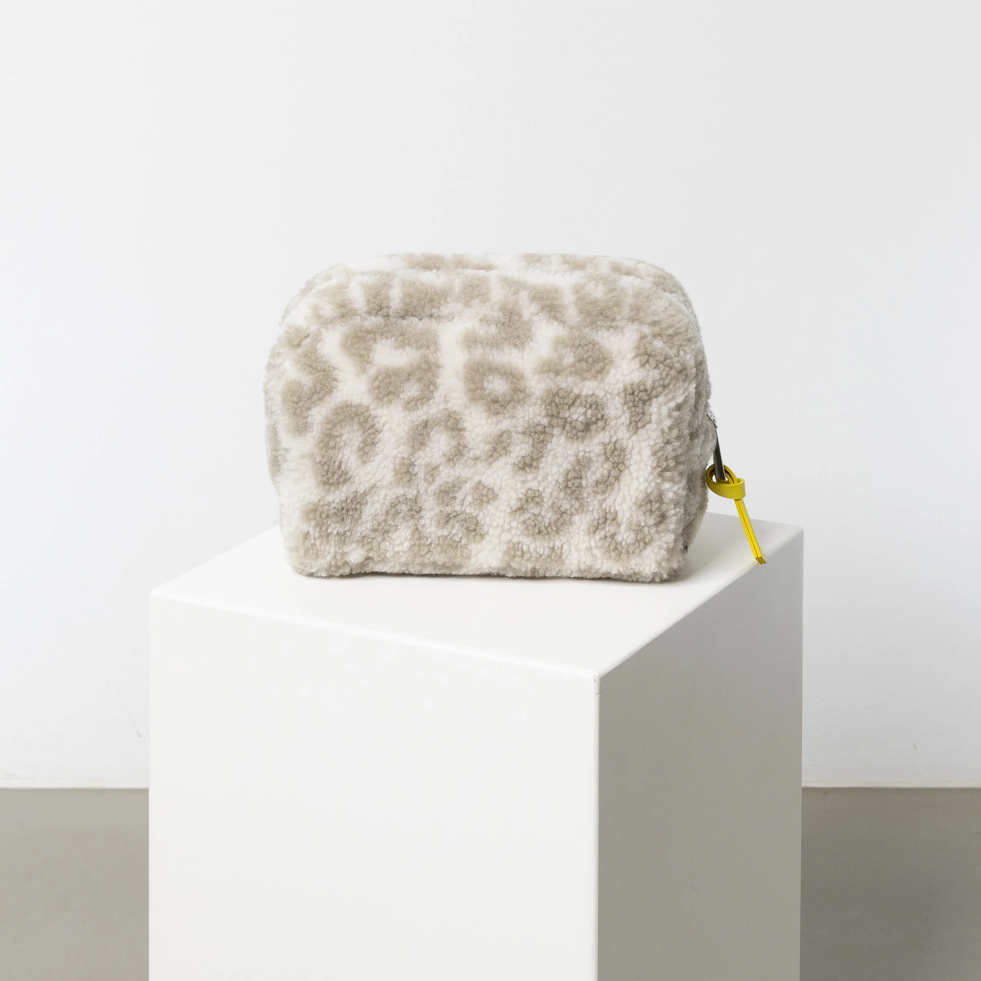 Teddy Toiletry Bag small -  leo splashes stone/sand - Image 4