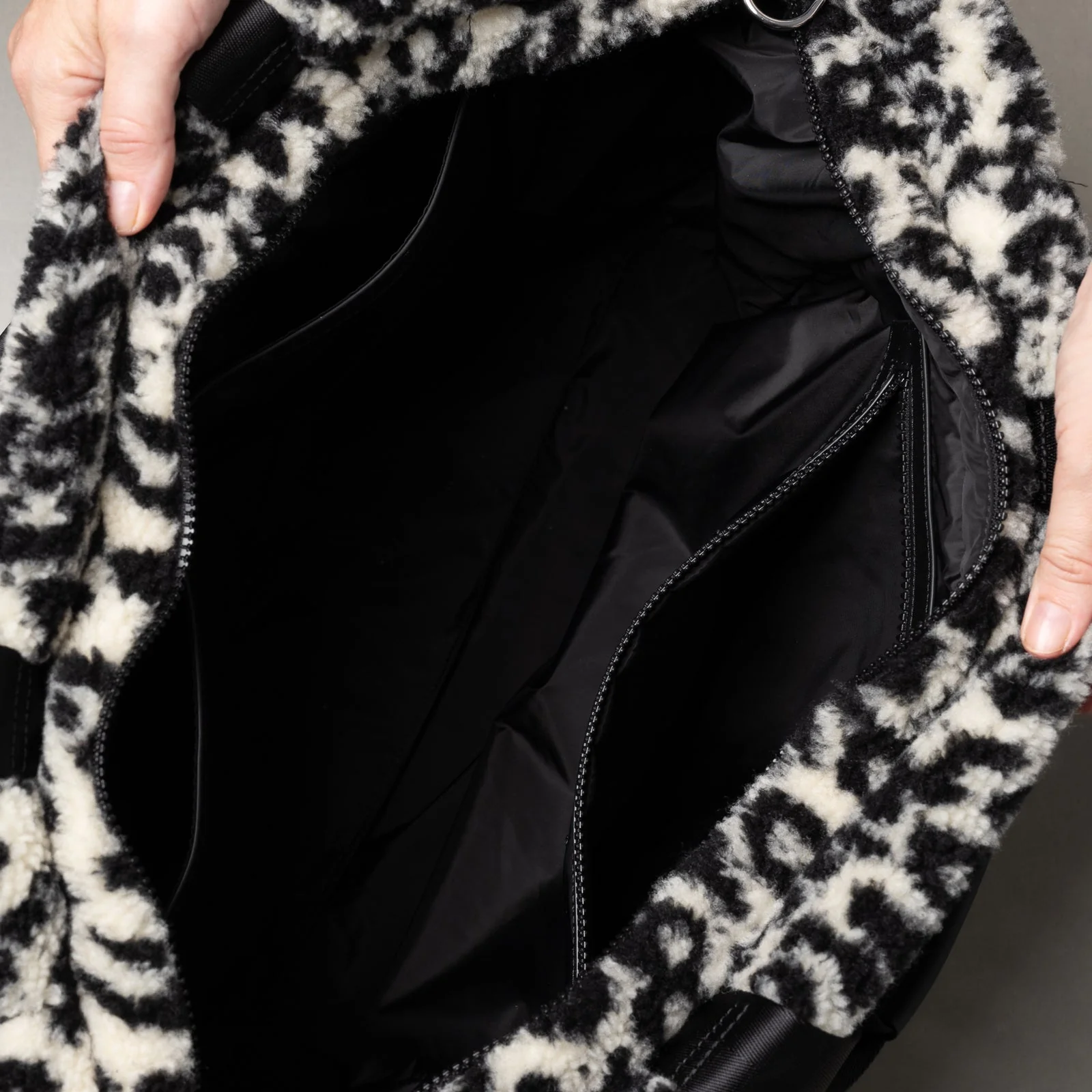 Teddy Tote Bag large + strap basic woven slim - leo splashes black/sand - Image 10