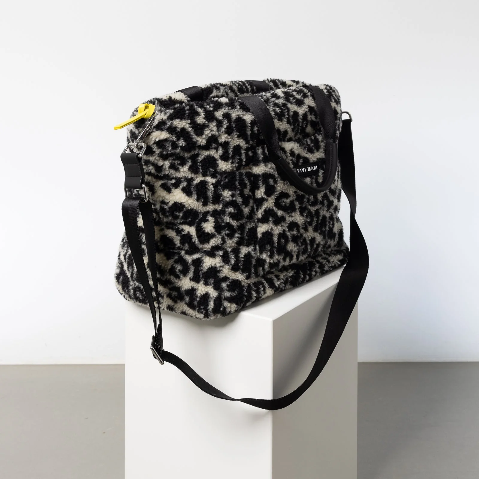 Teddy Tote Bag medium + strap basic woven slim - leo splashes black/sand - Image 3