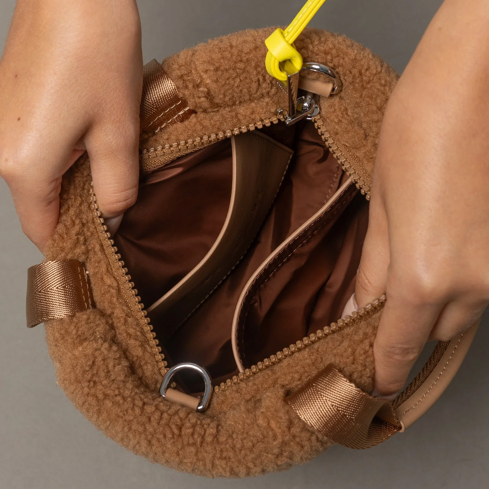Teddy Tote Bag mini + strap basic woven slim - caramel - Image 12