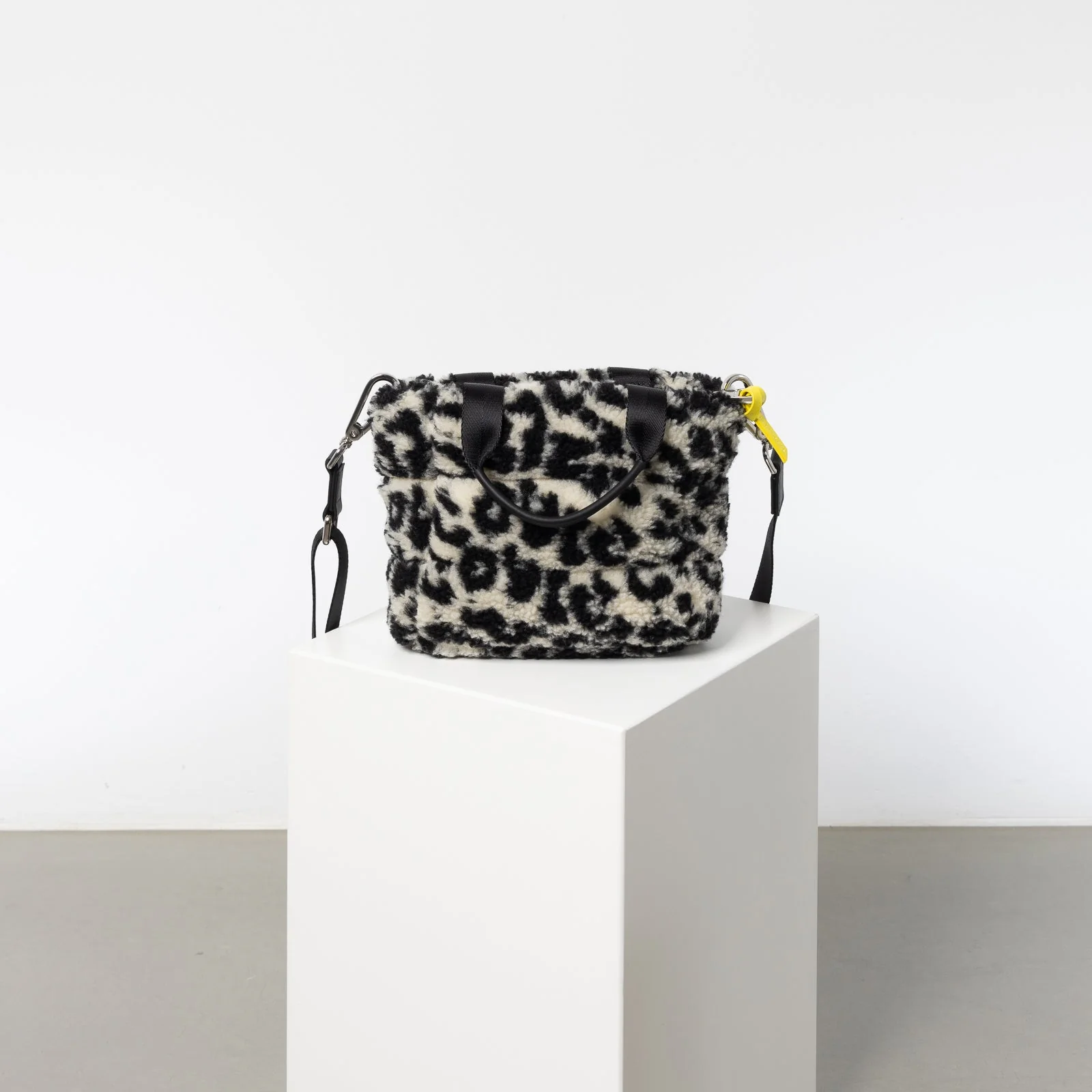 Teddy Tote Bag mini + strap basic woven slim - leo splashes black/sand - Image 5