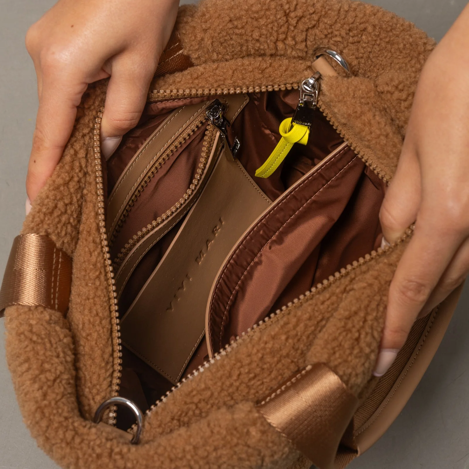 Teddy Tote Bag small + strap basic woven slim - caramel - Image 10