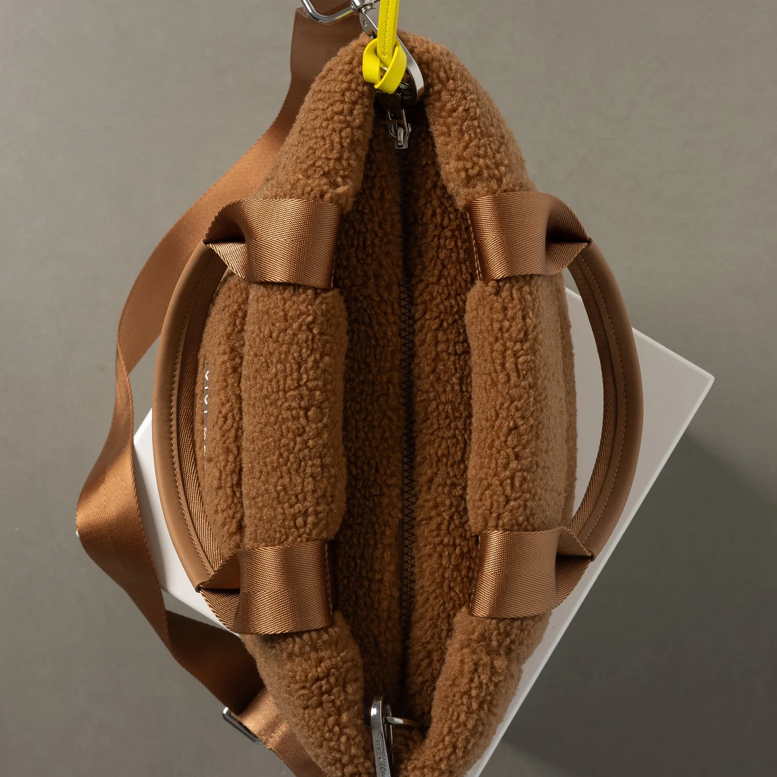 Teddy Tote Bag small + strap basic woven slim - caramel - Image 7