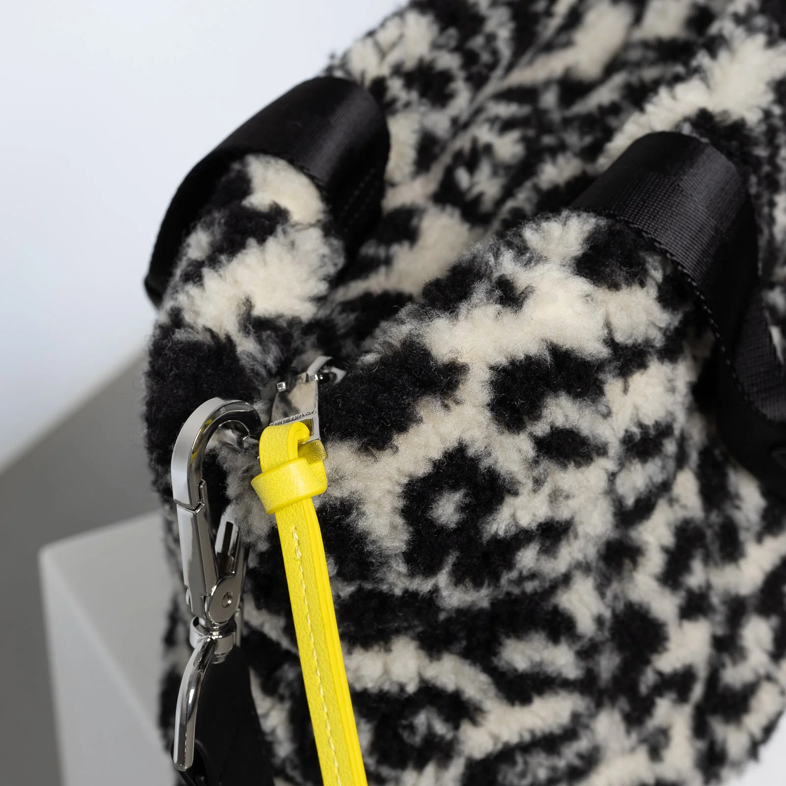 Teddy Tote Bag small + strap basic woven slim - leo splashes black/sand - Image 10
