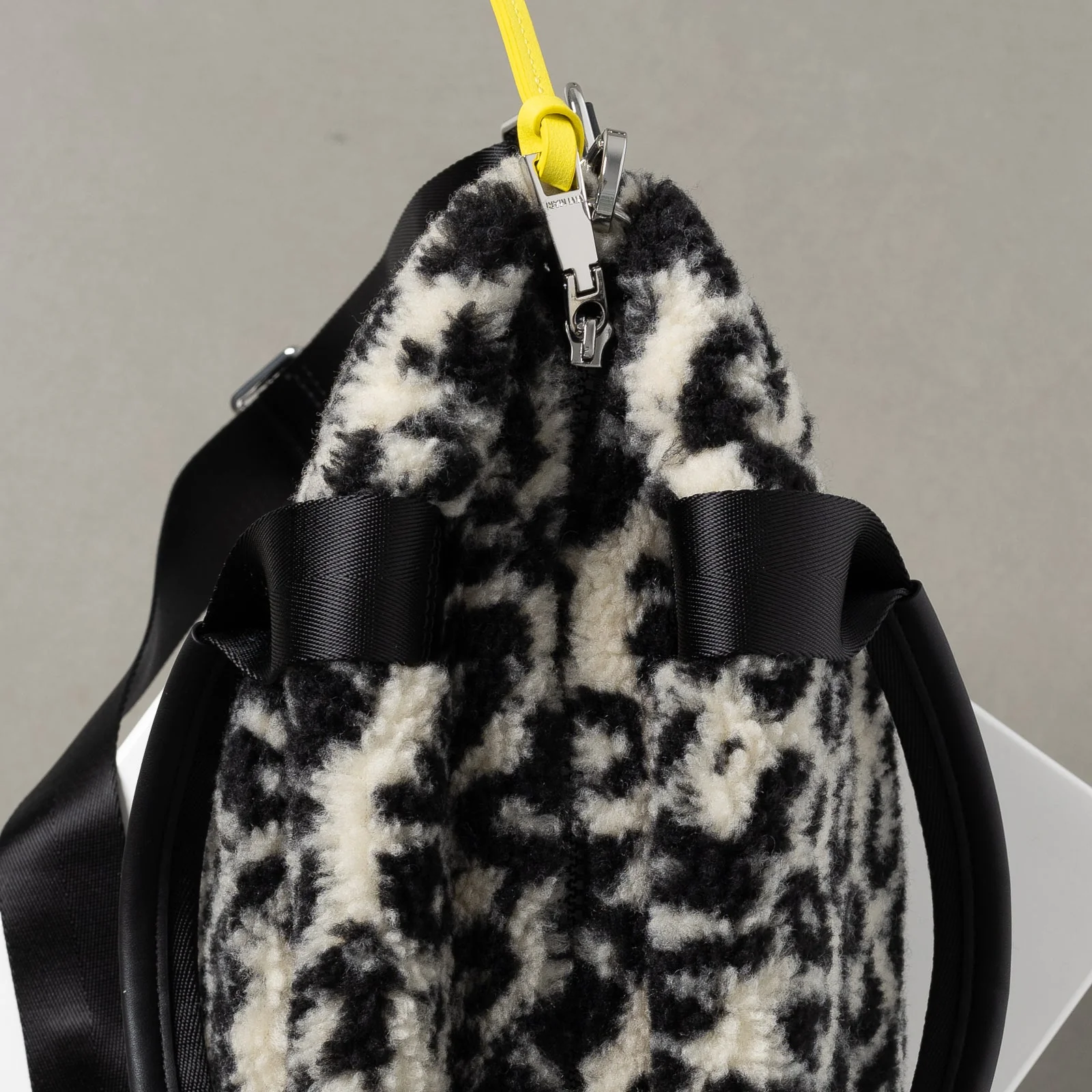 Teddy Tote Bag small + strap basic woven slim - leo splashes black/sand - Image 12