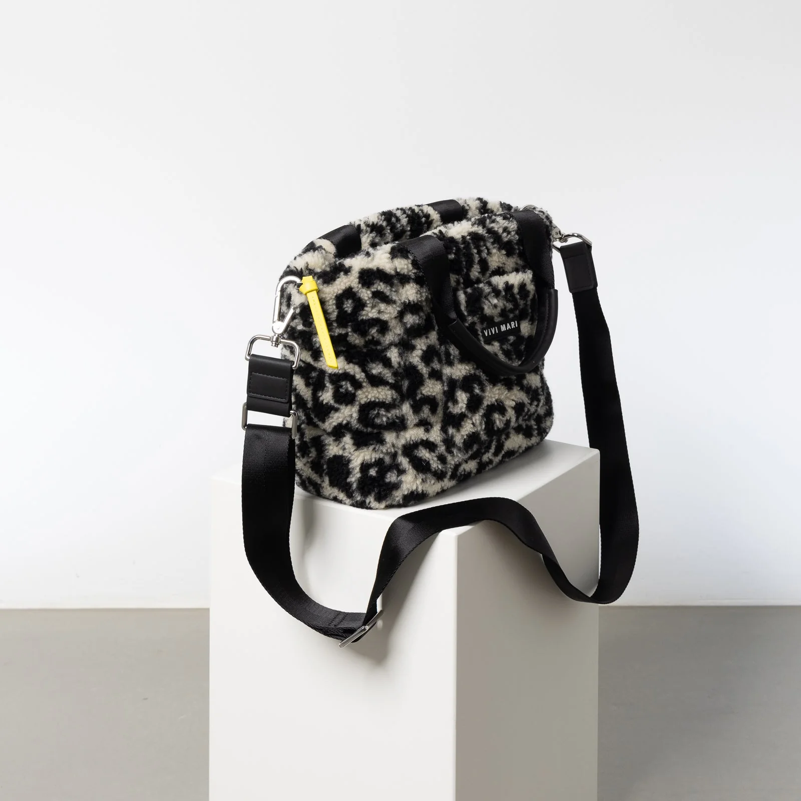 Teddy Tote Bag small + strap basic woven slim - leo splashes black/sand - Image 3