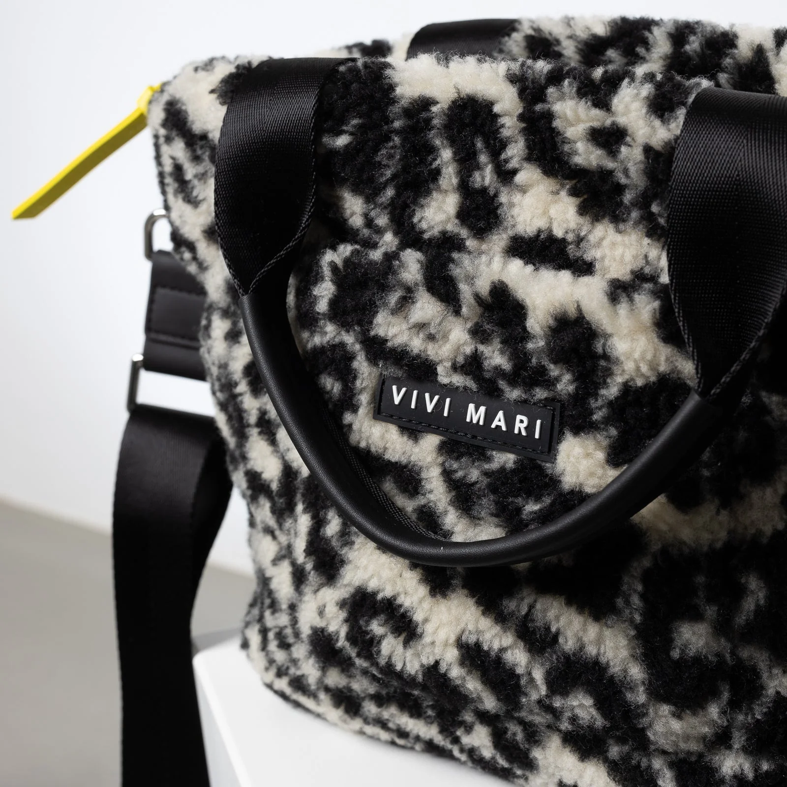 Teddy Tote Bag small + strap basic woven slim - leo splashes black/sand - Image 5