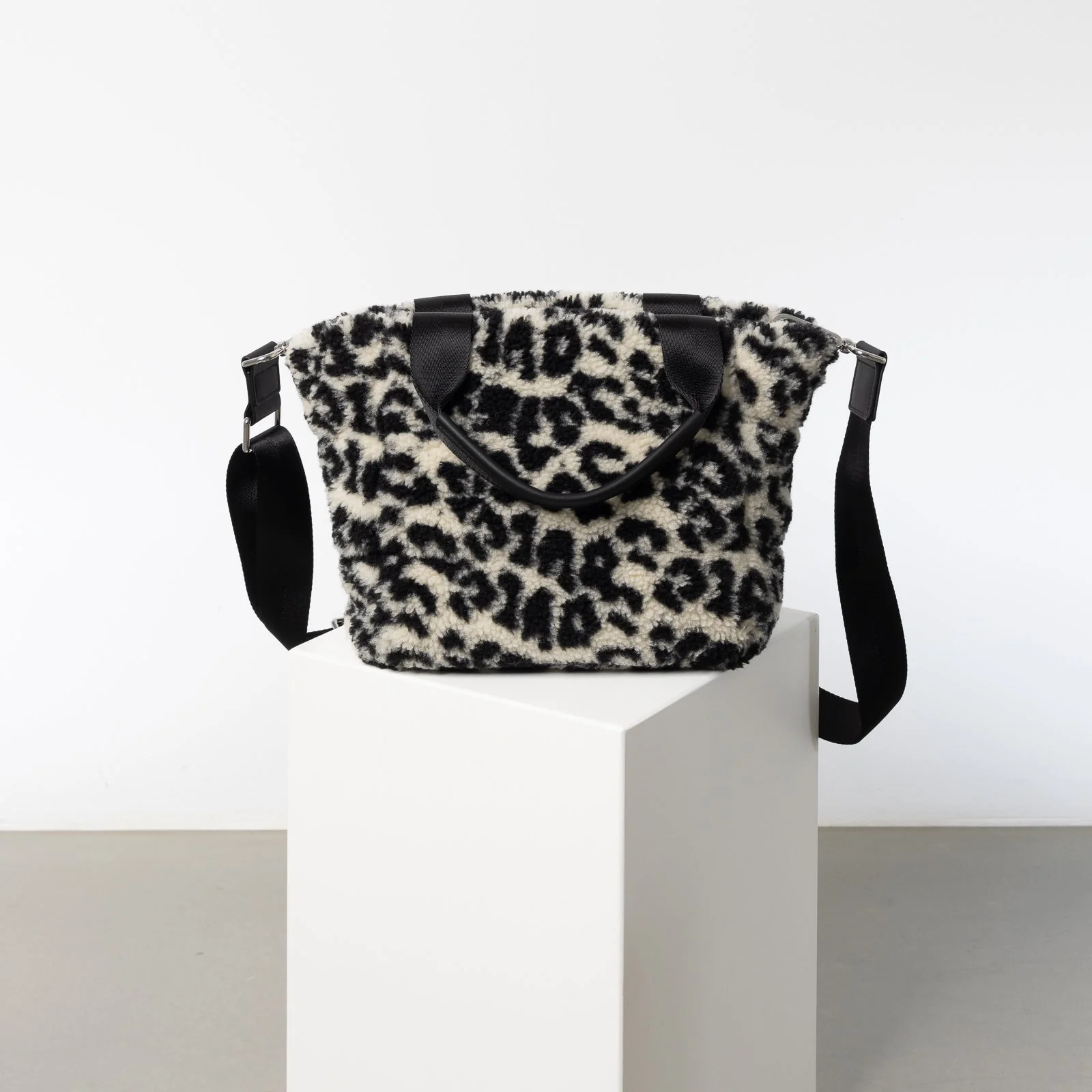 Teddy Tote Bag small + strap basic woven slim - leo splashes black/sand - Image 6