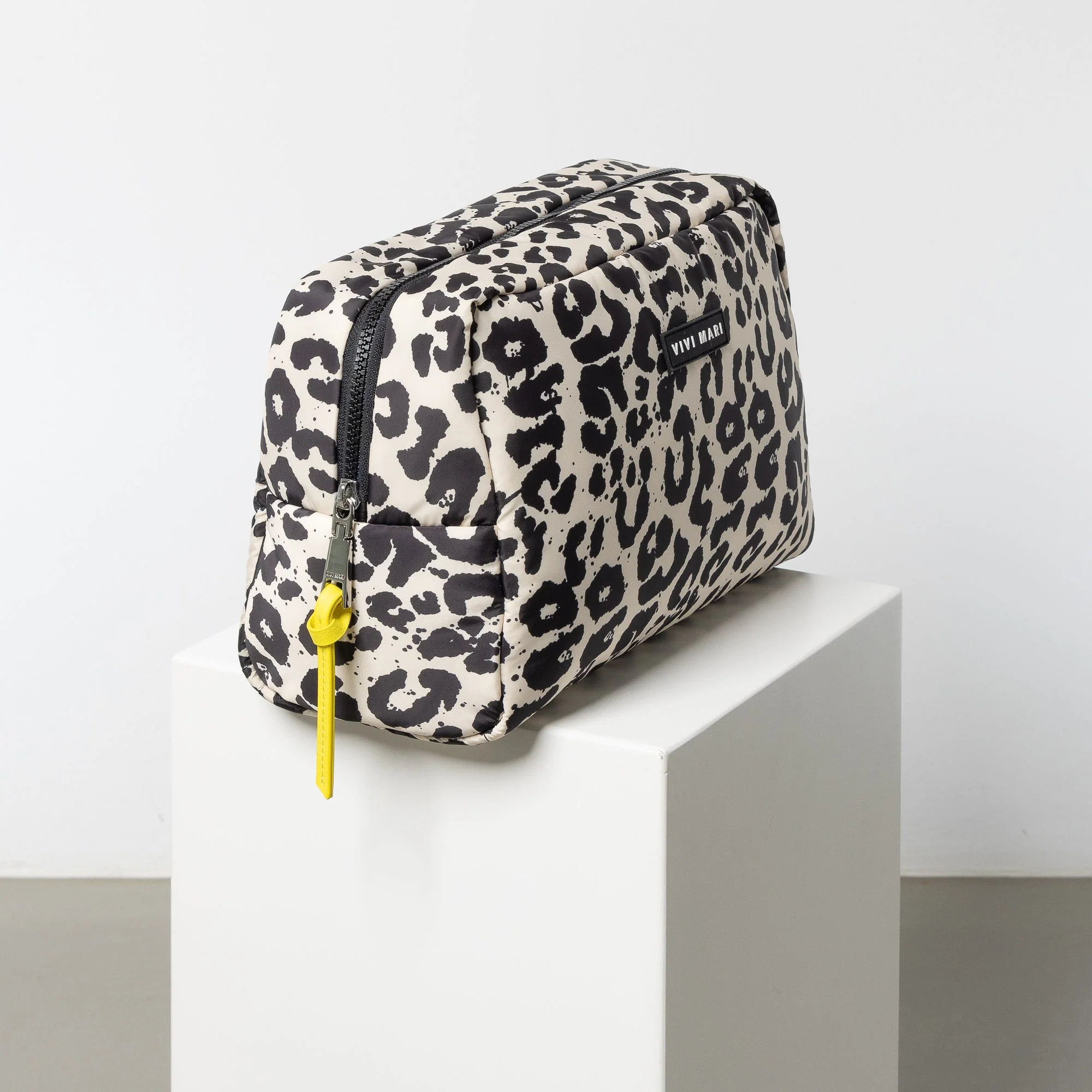 Toiletry Bag large -  leo splashes black/sand - Image 2