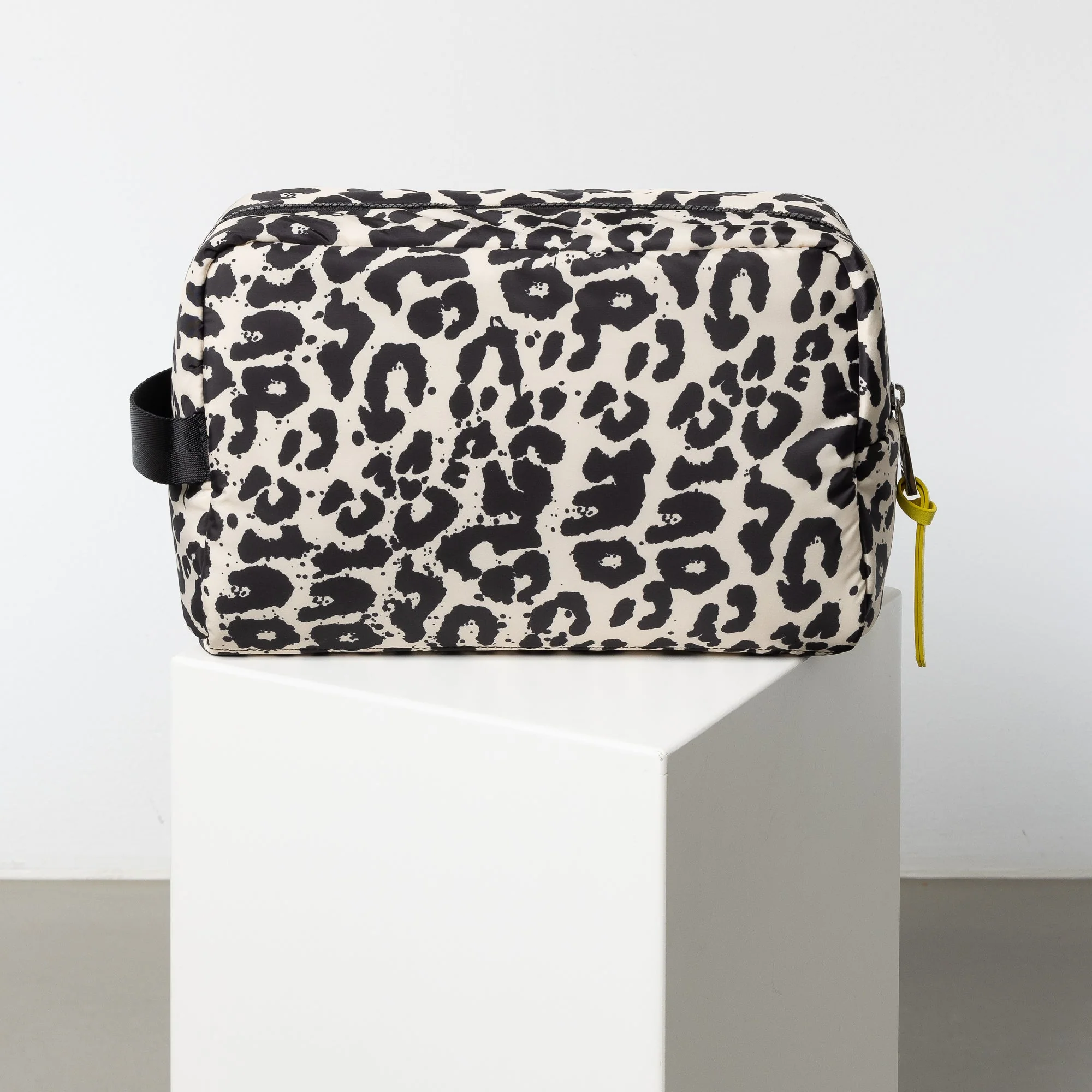 Toiletry Bag large -  leo splashes black/sand - Image 3