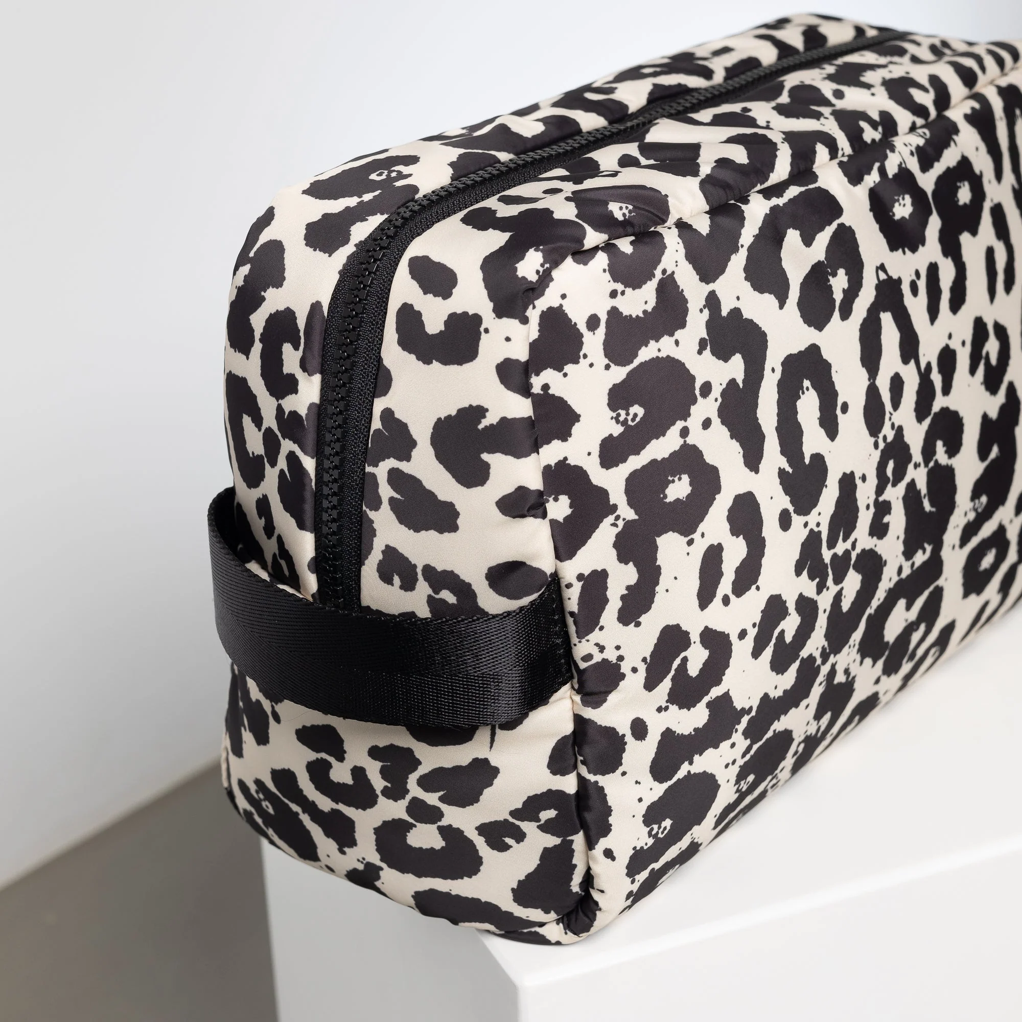 Toiletry Bag large -  leo splashes black/sand - Image 4
