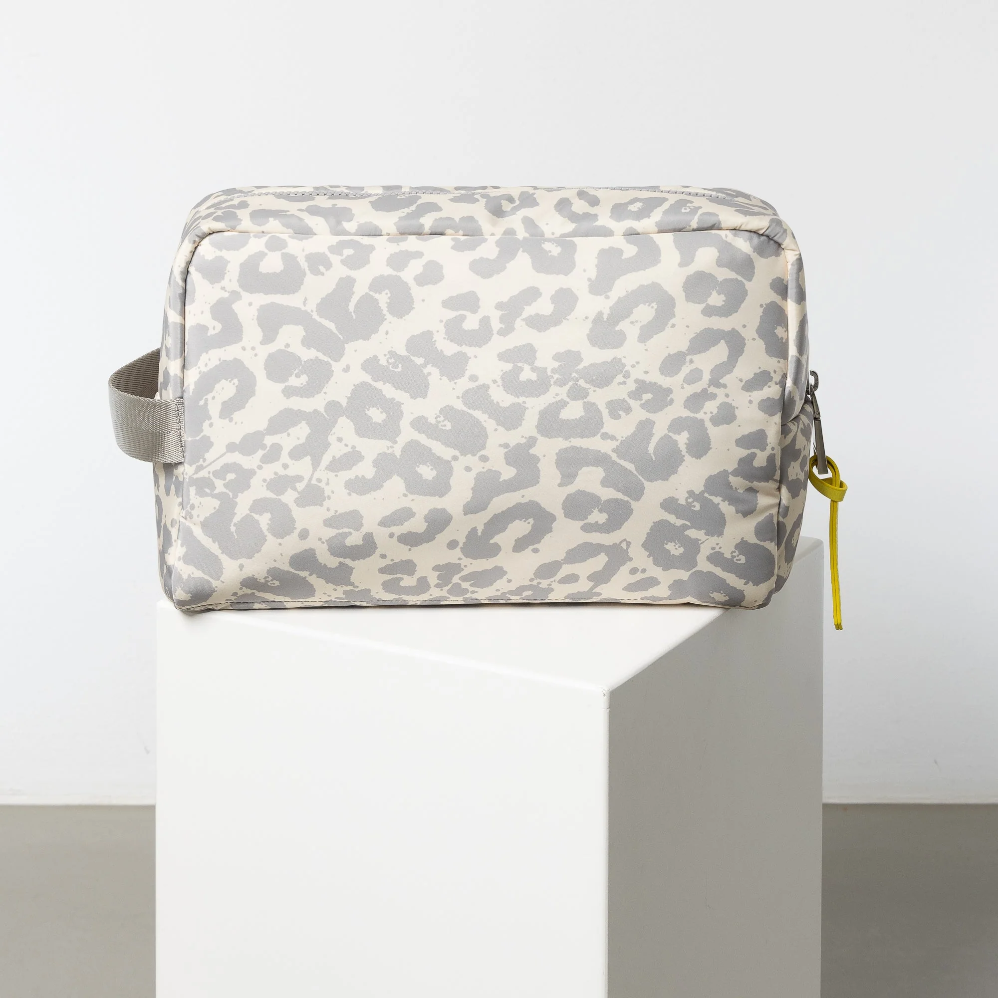 Toiletry Bag large -  leo splashes grey/sand - Image 3