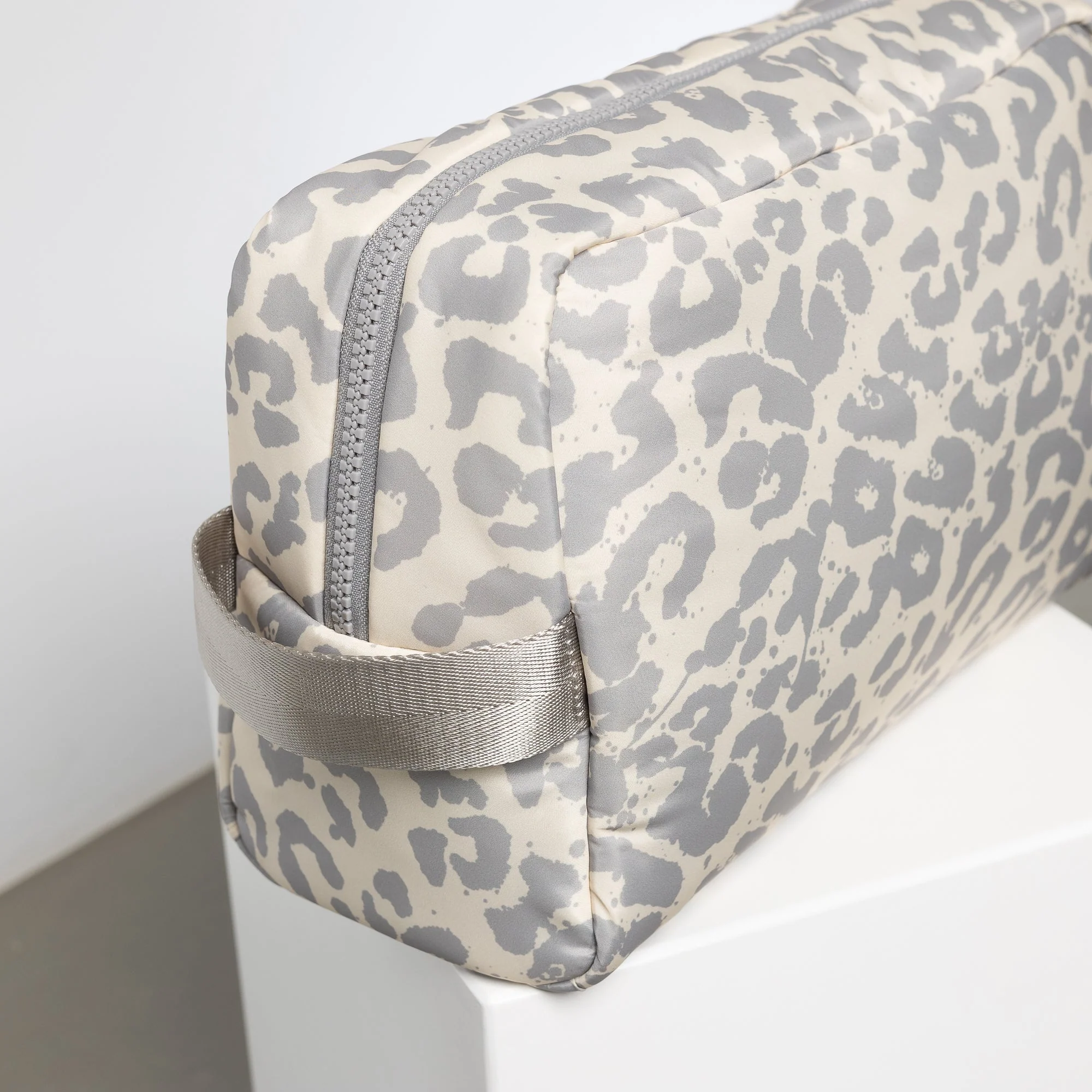 Toiletry Bag large -  leo splashes grey/sand - Image 4