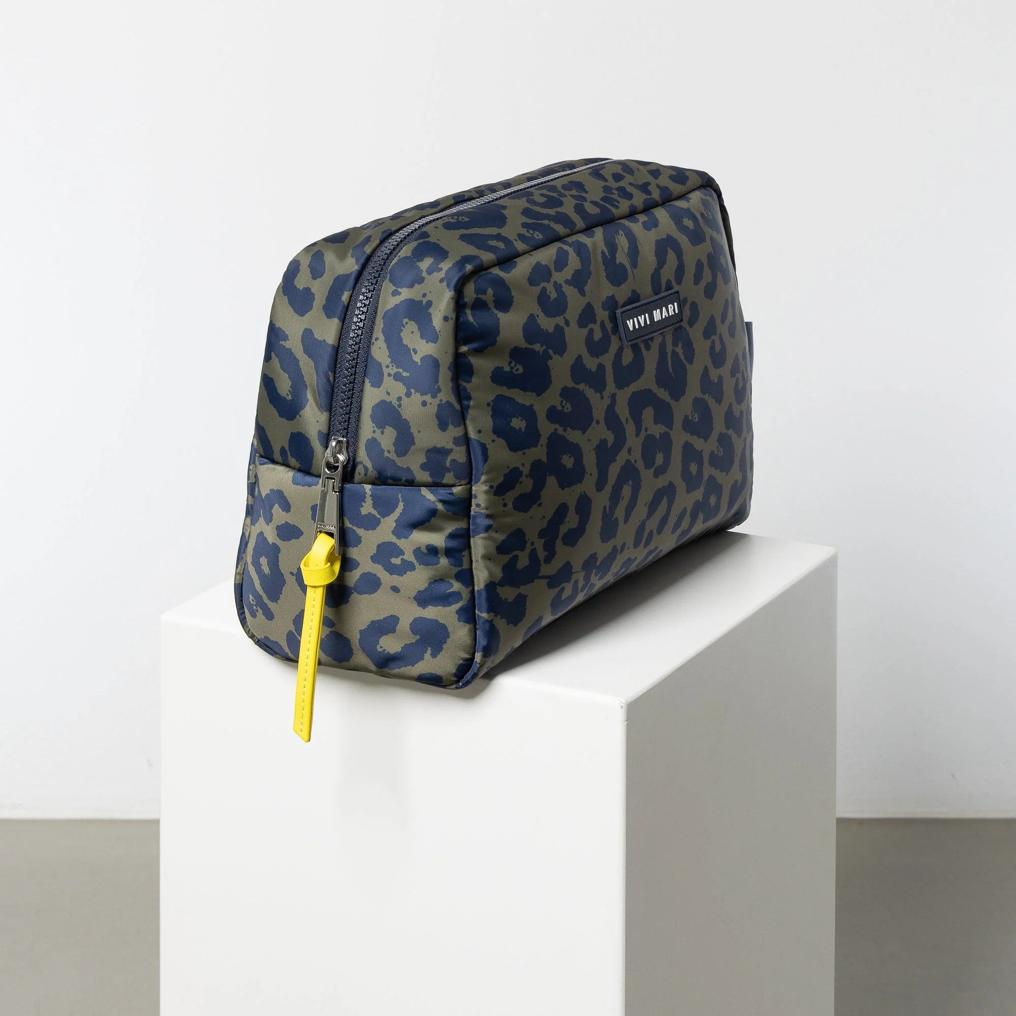 Toiletry Bag large -  leo splashes navy/olive - Image 2