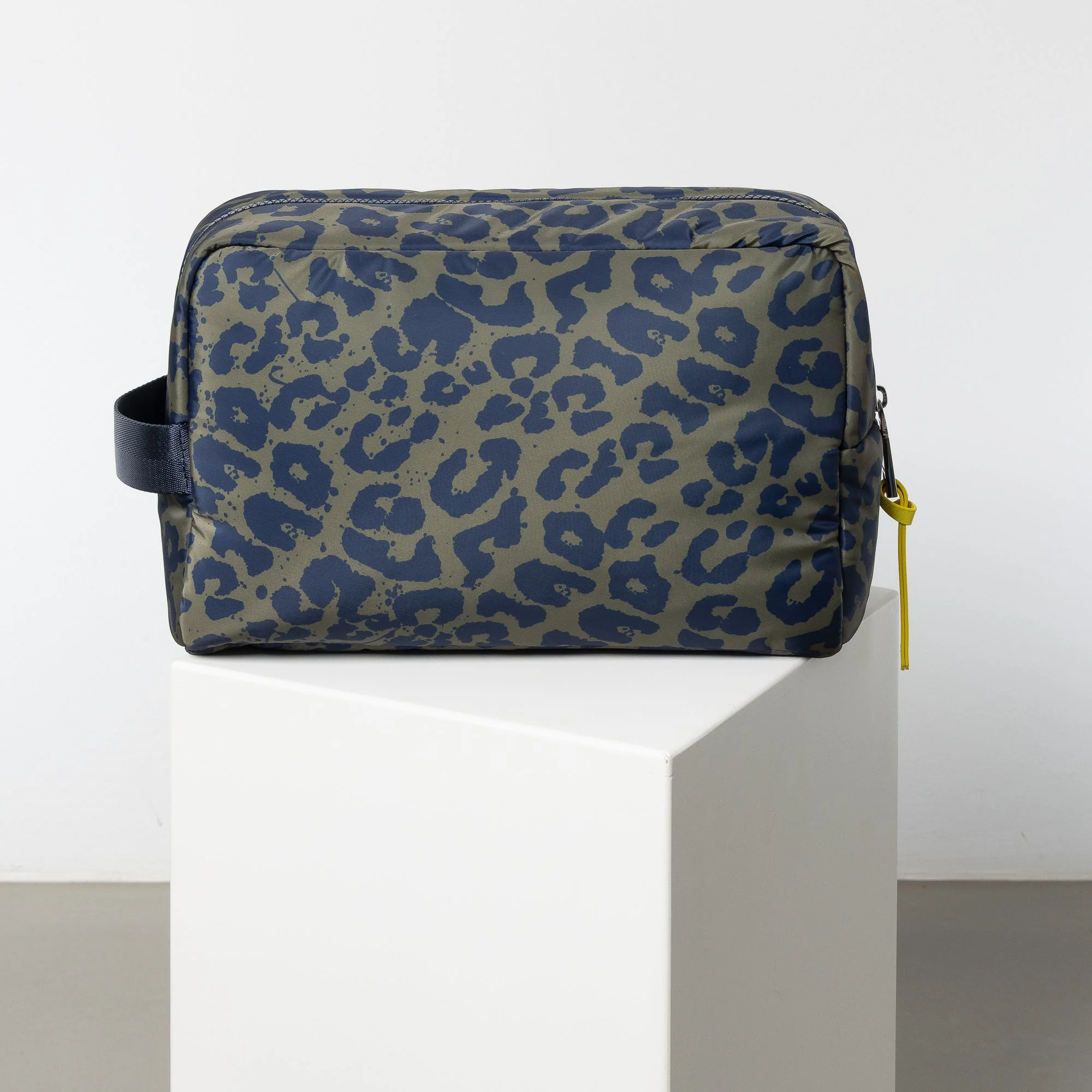 Toiletry Bag large -  leo splashes navy/olive - Image 3