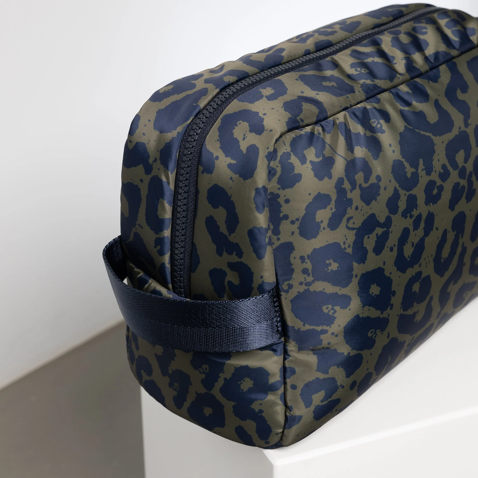 Toiletry Bag large -  leo splashes navy/olive - Image 4