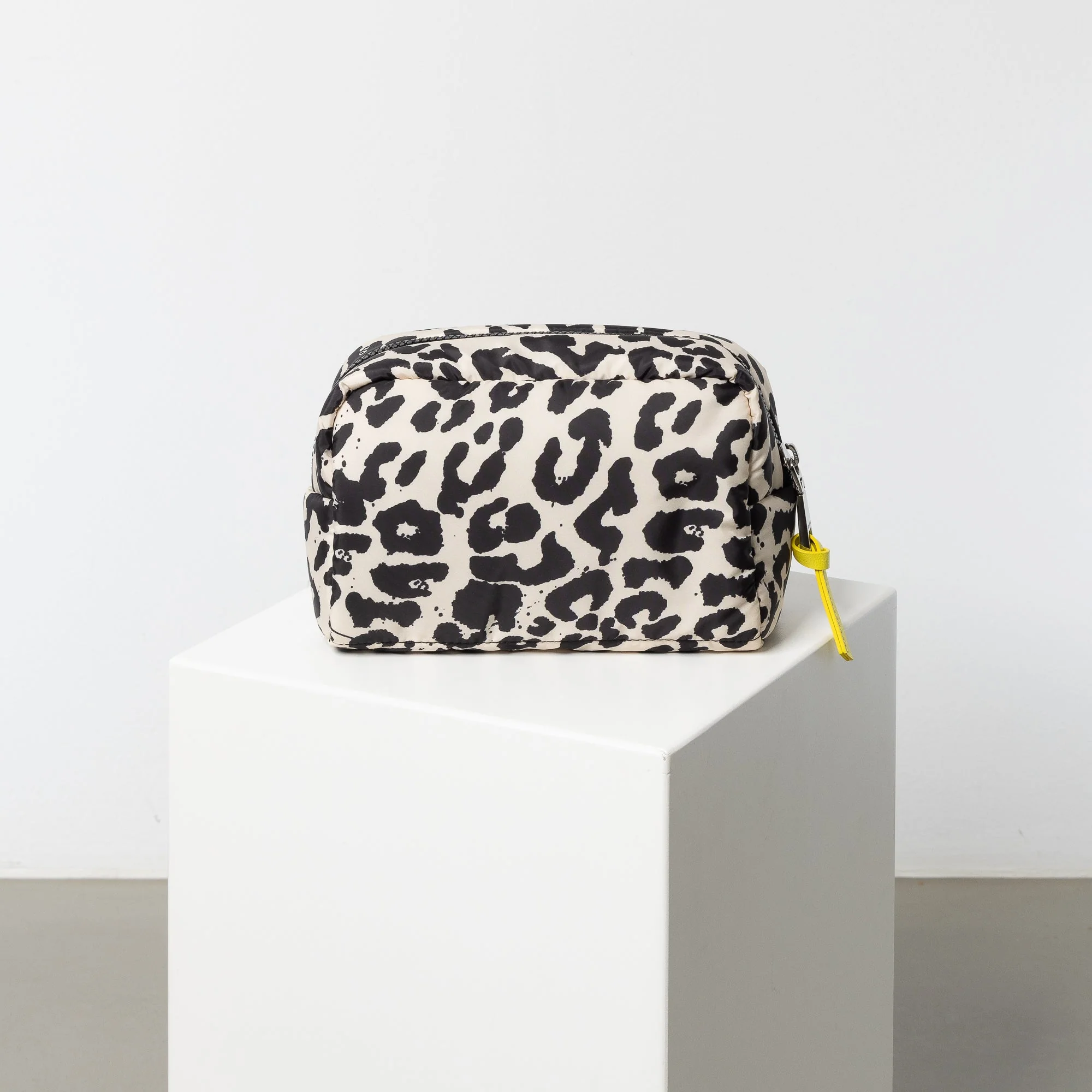 Toiletry Bag small -  leo splashes black/sand - Image 3