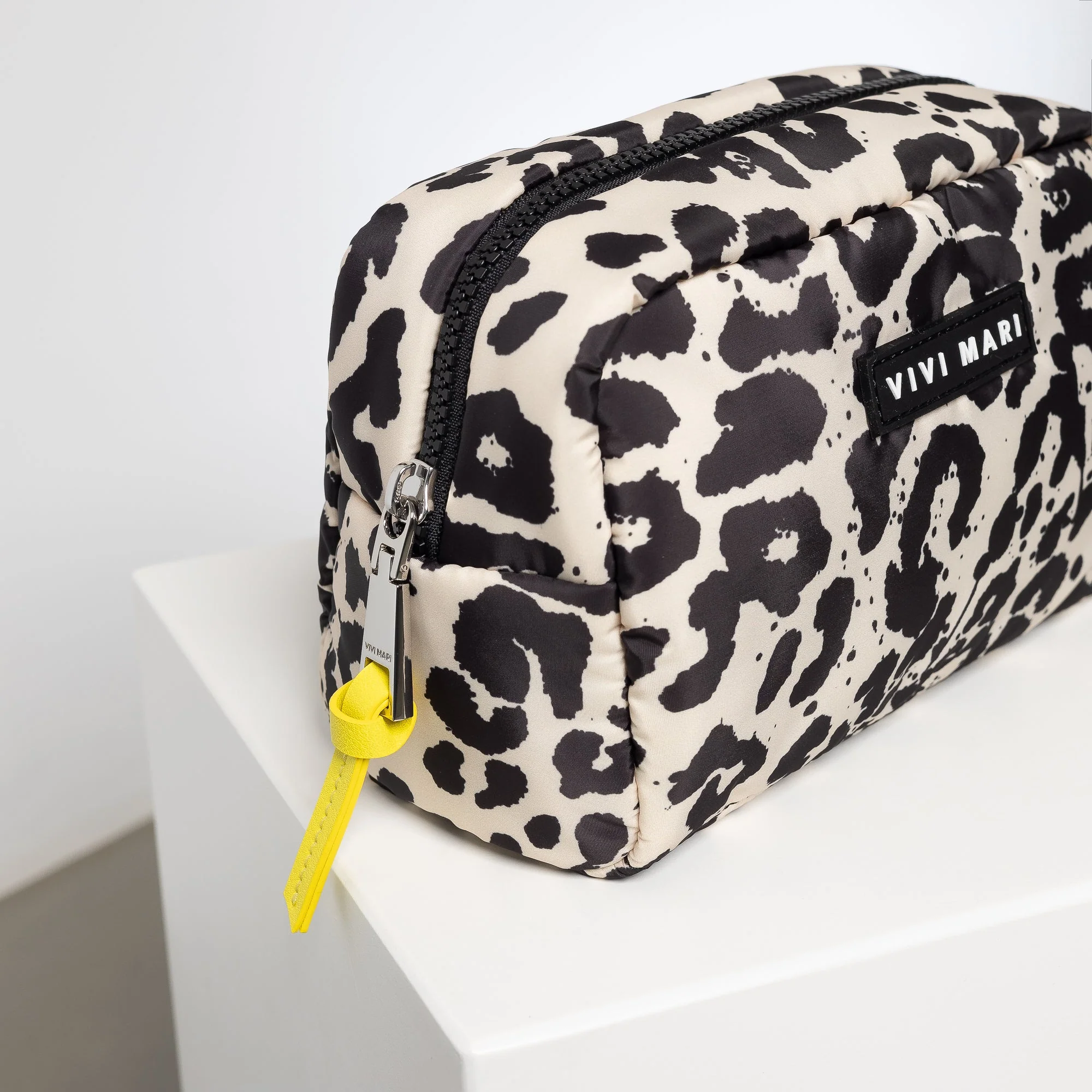 Toiletry Bag small -  leo splashes black/sand - Image 4