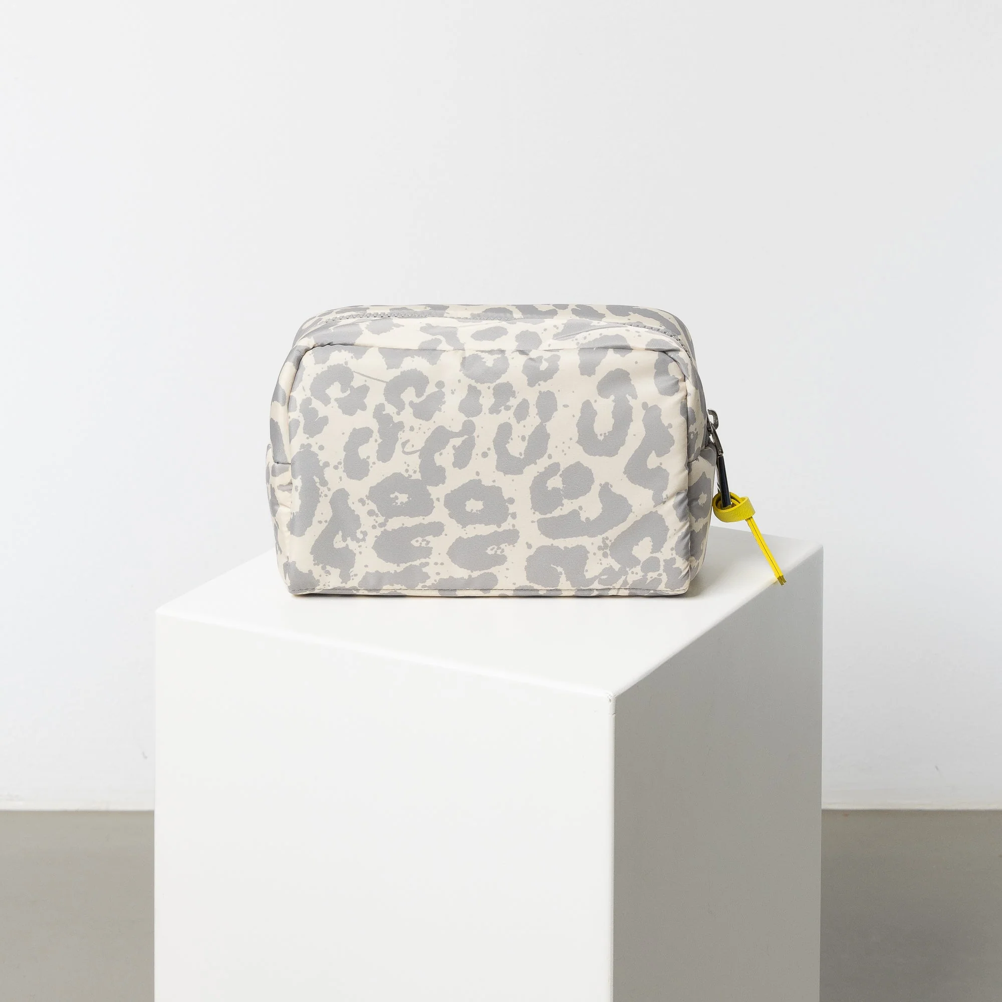 Toiletry Bag small -  leo splashes grey/sand - Image 3