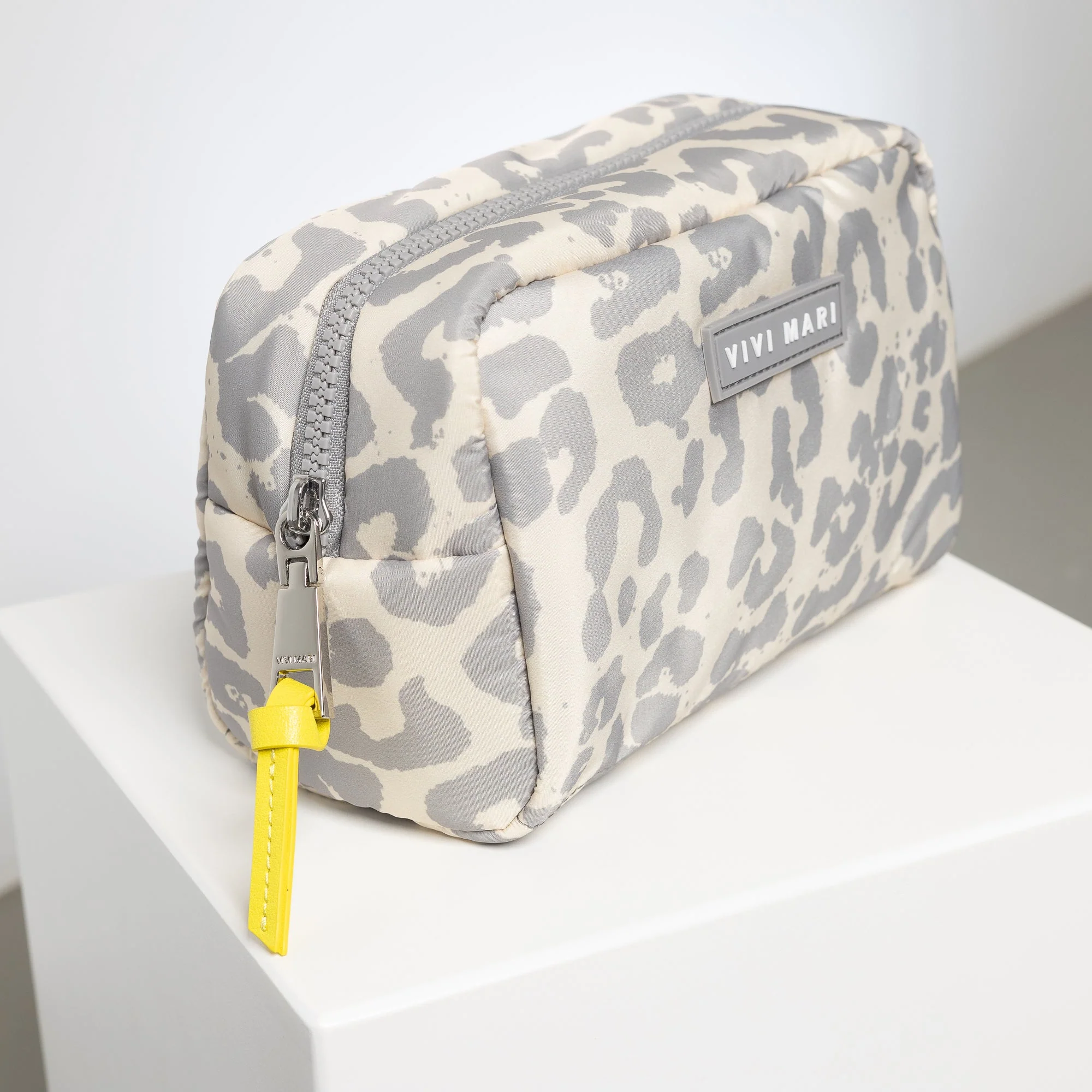 Toiletry Bag small -  leo splashes grey/sand - Image 4