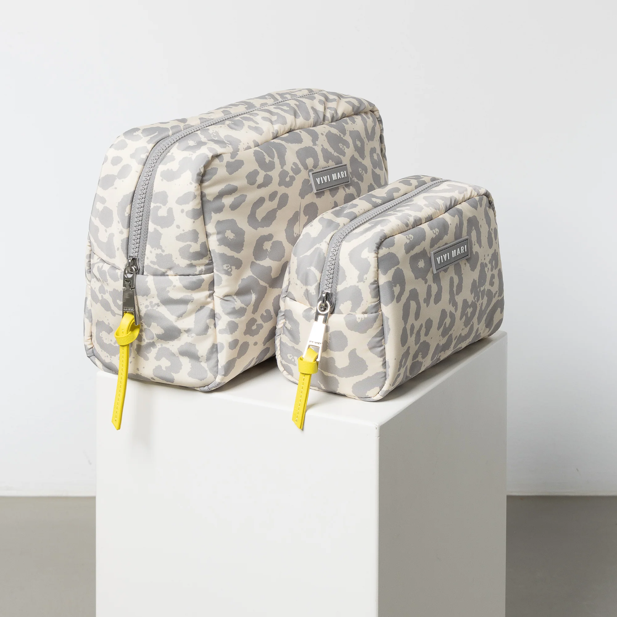 Toiletry Bag small -  leo splashes grey/sand - Image 7