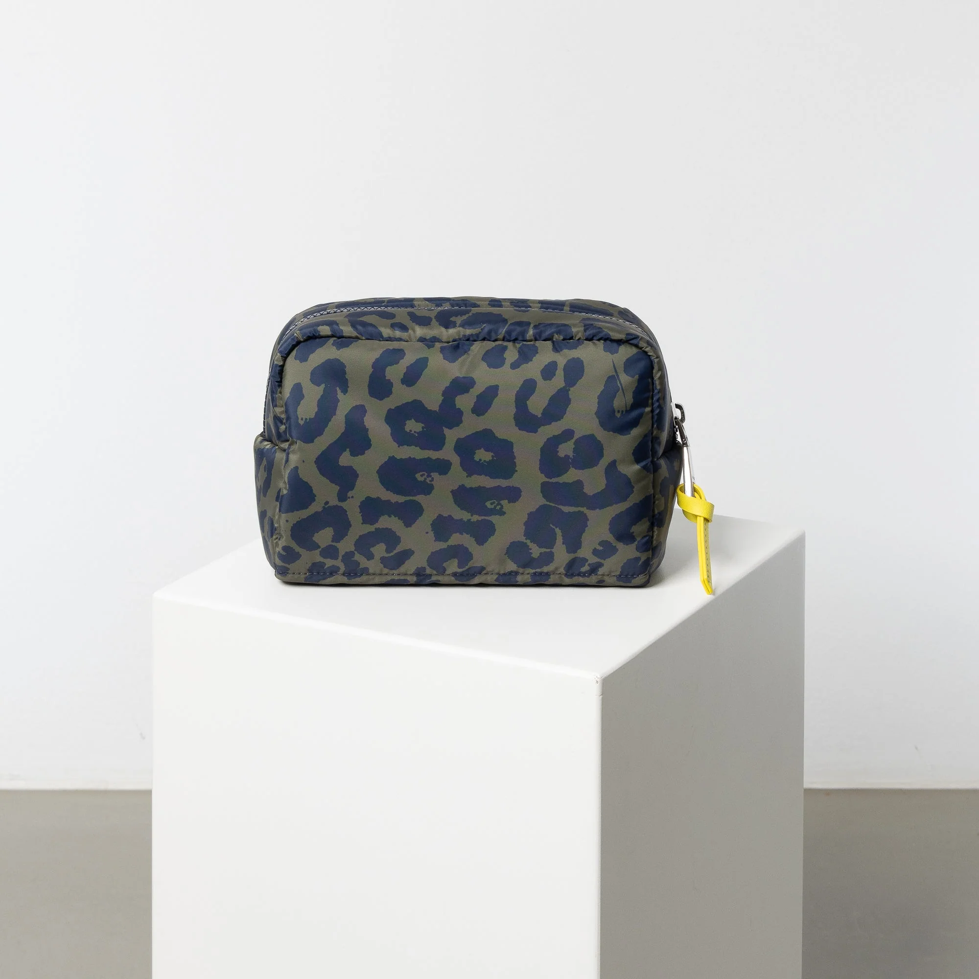 Toiletry Bag small -  leo splashes navy/olive - Image 3