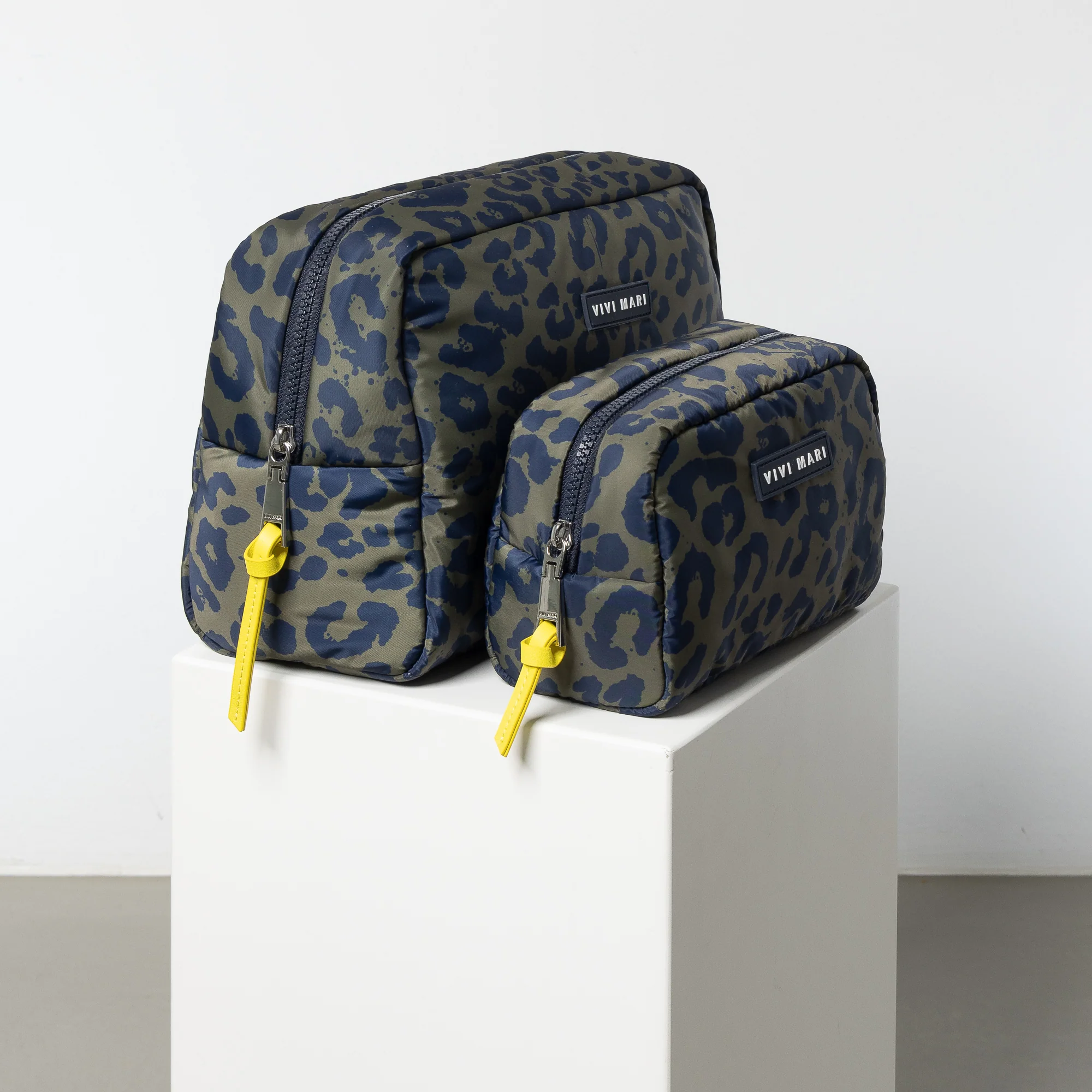 Toiletry Bag small -  leo splashes navy/olive - Image 7